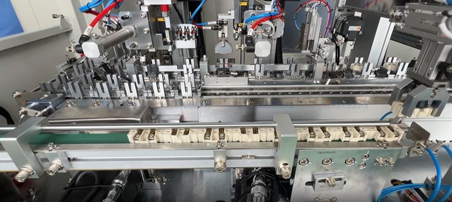 1. Máy lắp ráp ổ cắm tự động 2